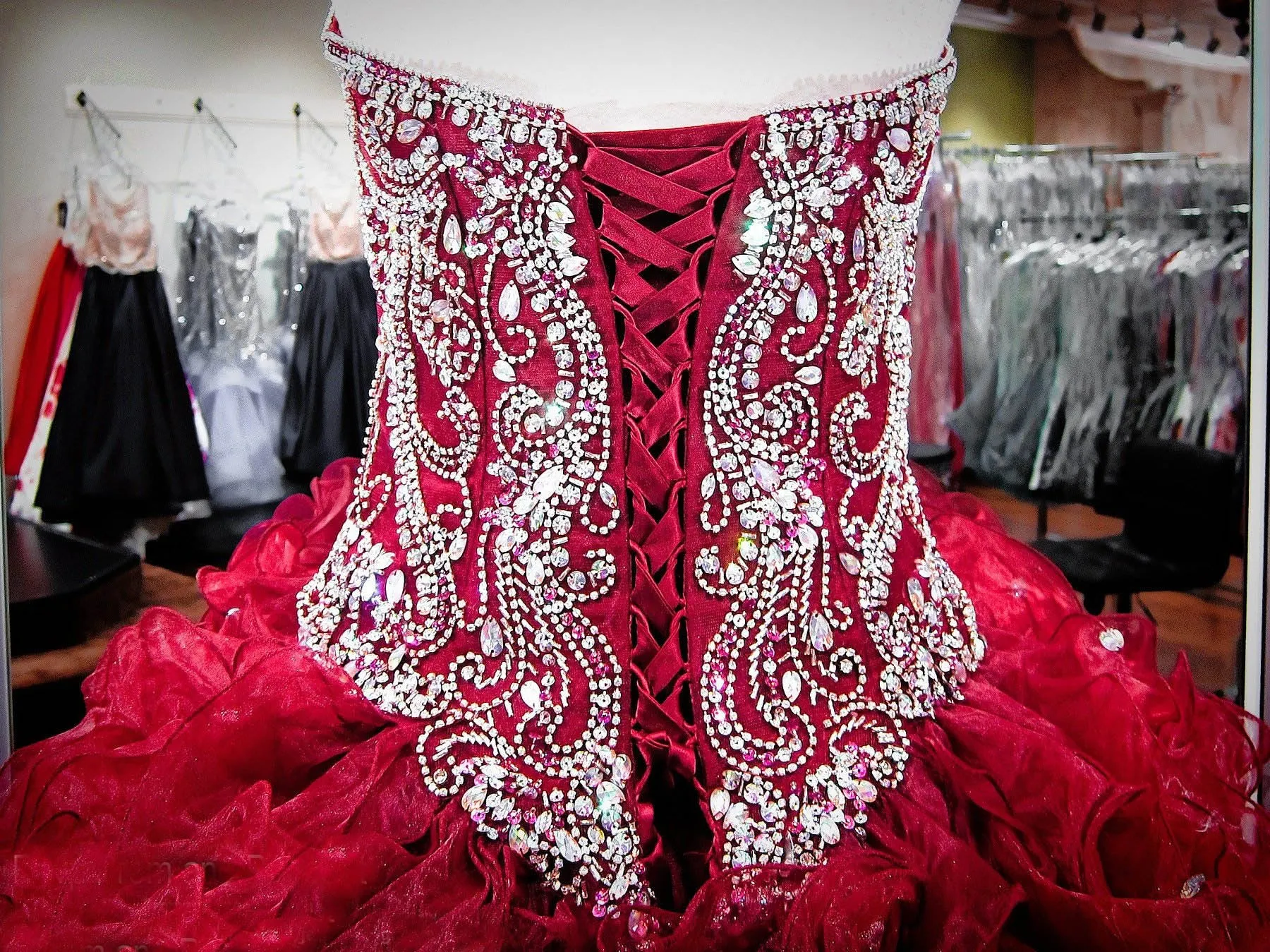 Burgundy Quinceanera Dresses Beaded Sparkly Rhinestones Puffy Ruffles Ball Gown Sweet 16 Dress vestidos de quinceañera