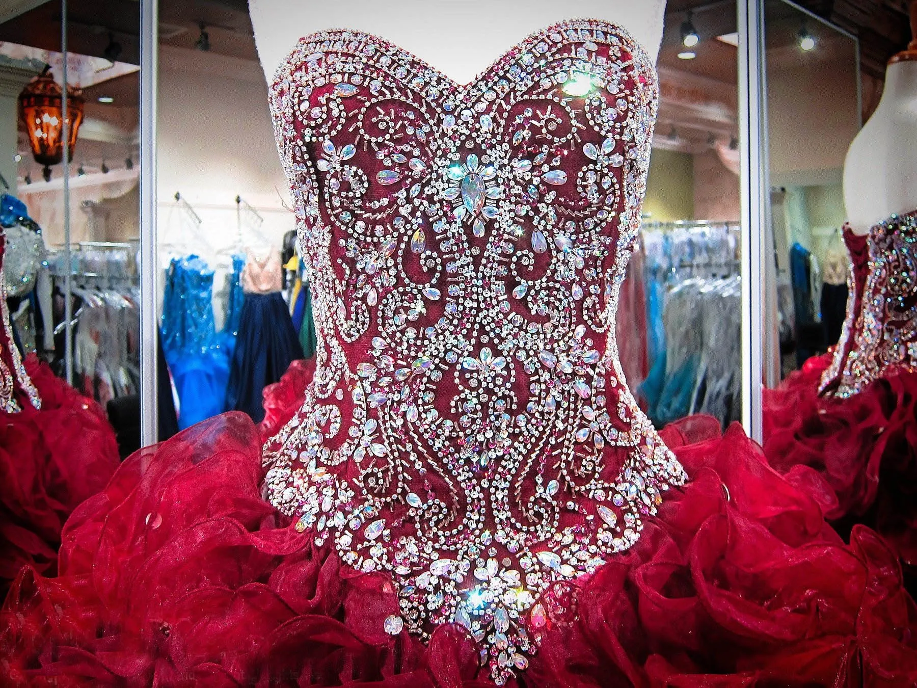 Burgundy Quinceanera Dresses Beaded Sparkly Rhinestones Puffy Ruffles Ball Gown Sweet 16 Dress vestidos de quinceañera