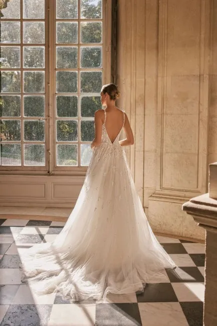 Fabulous Spaghetti-Straps Sleeveless Long Lace Wedding Dresses Online