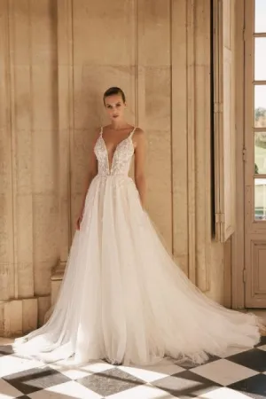 Fabulous Spaghetti-Straps Sleeveless Long Lace Wedding Dresses Online