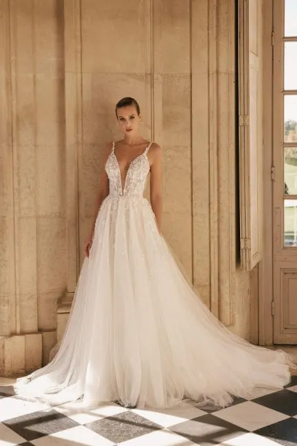 Fabulous Spaghetti-Straps Sleeveless Long Lace Wedding Dresses Online