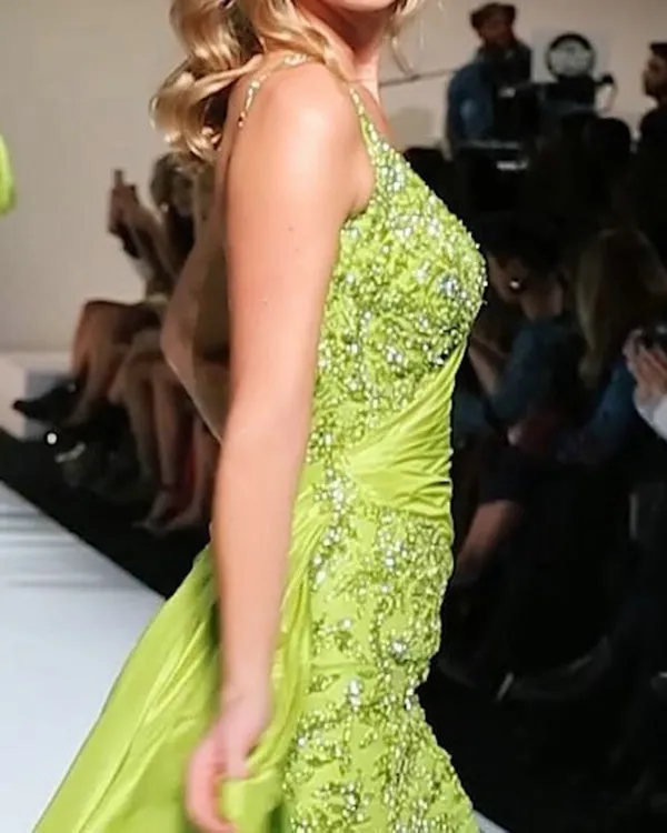 New Sexy Emerald Green Mermaid Prom Dresses V-Neck Beaded Long Prom Gowns with Full Beadings