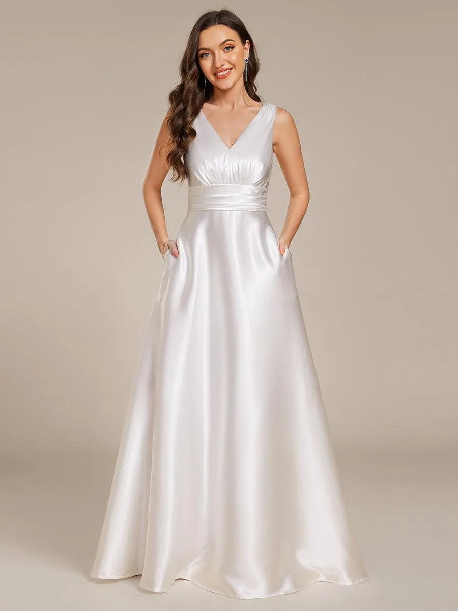 Robe de mariée en satin sans manches à col en V