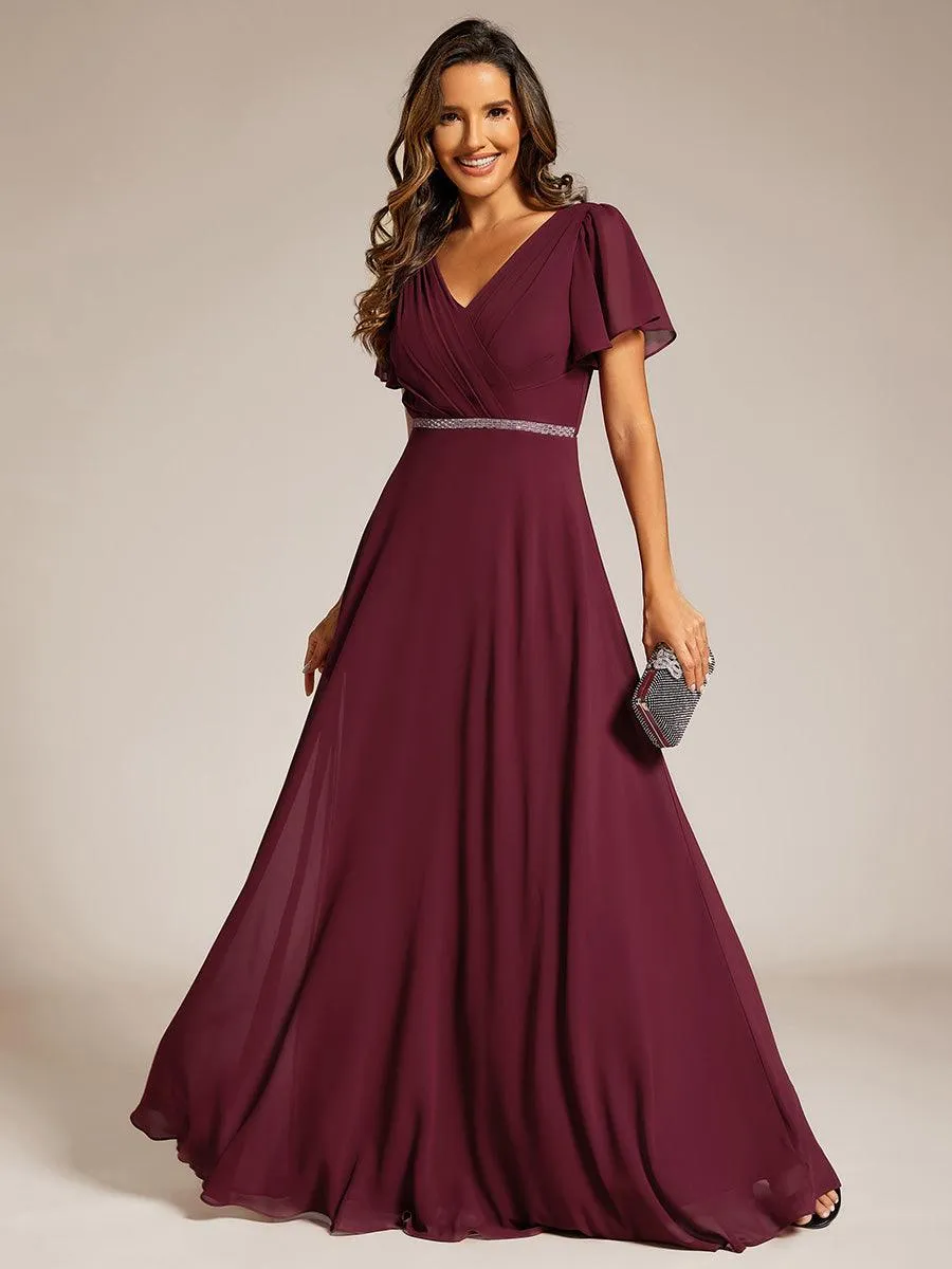 Robe de soirée plissée trapèze en mousseline de soie manches courtes et taille à sequins
