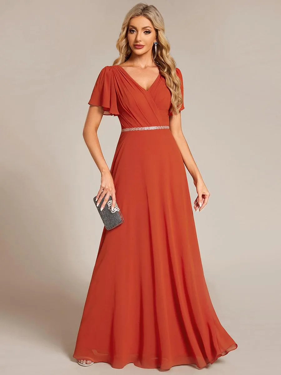 Robe de soirée plissée trapèze en mousseline de soie manches courtes et taille à sequins