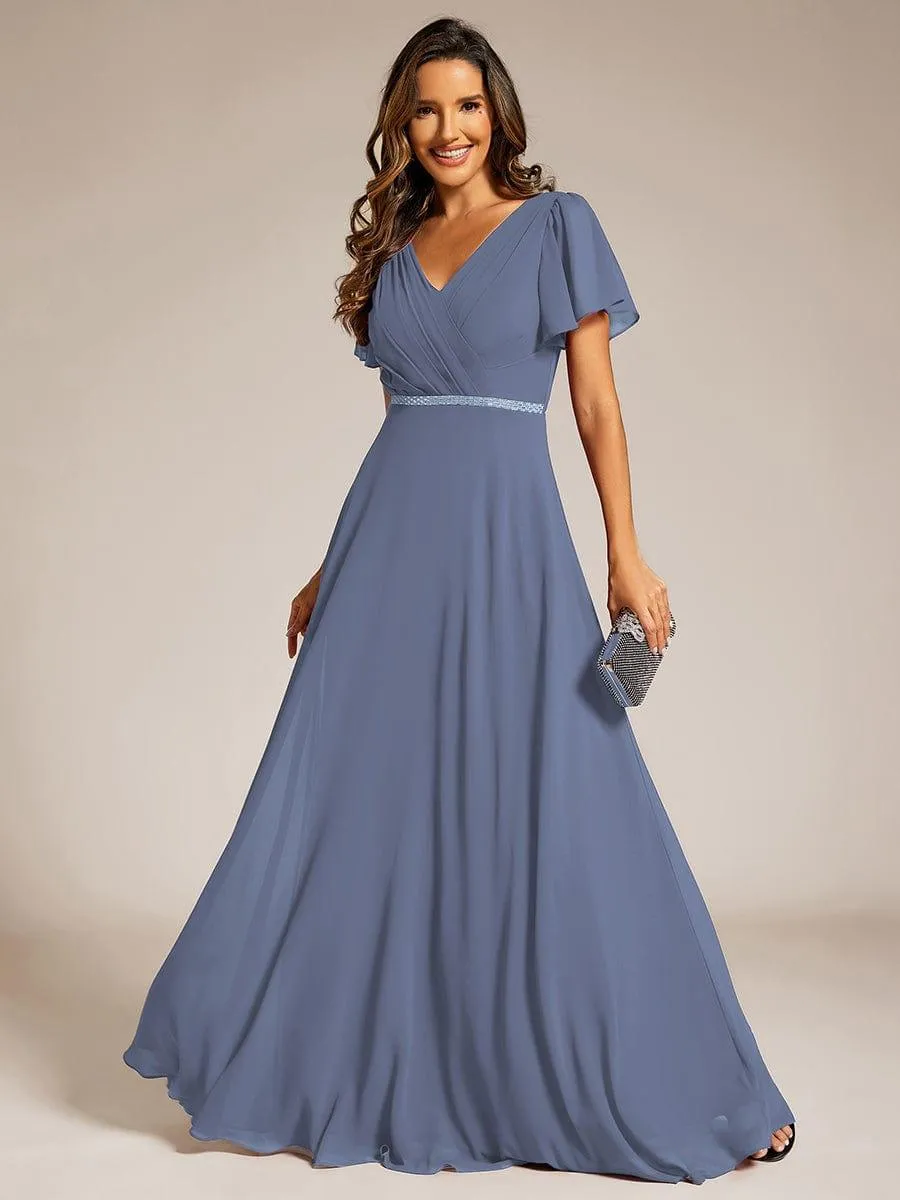 Robe de soirée plissée trapèze en mousseline de soie manches courtes et taille à sequins
