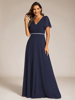 Robe de soirée plissée trapèze en mousseline de soie manches courtes et taille à sequins