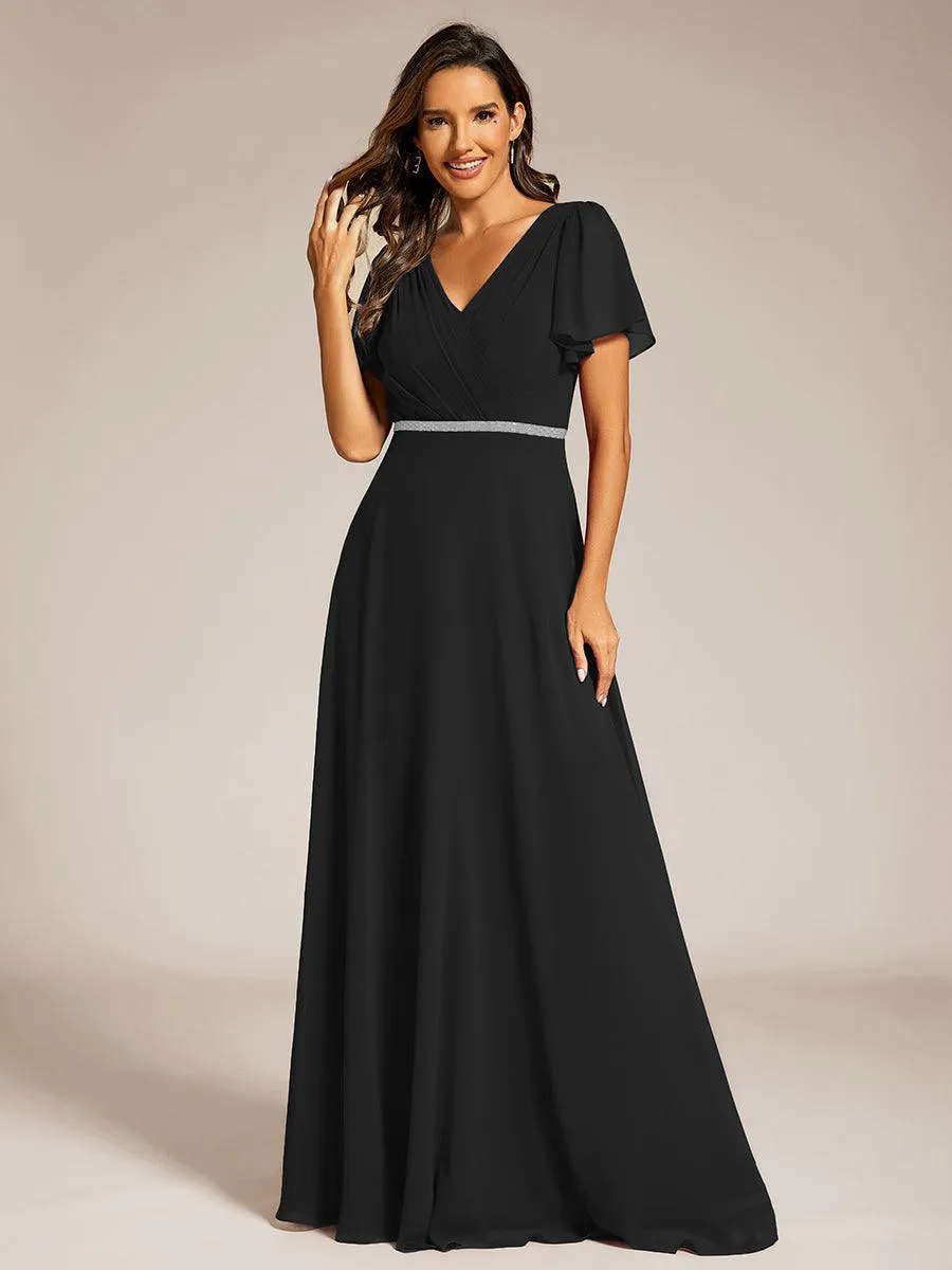 Robe de soirée plissée trapèze en mousseline de soie manches courtes et taille à sequins