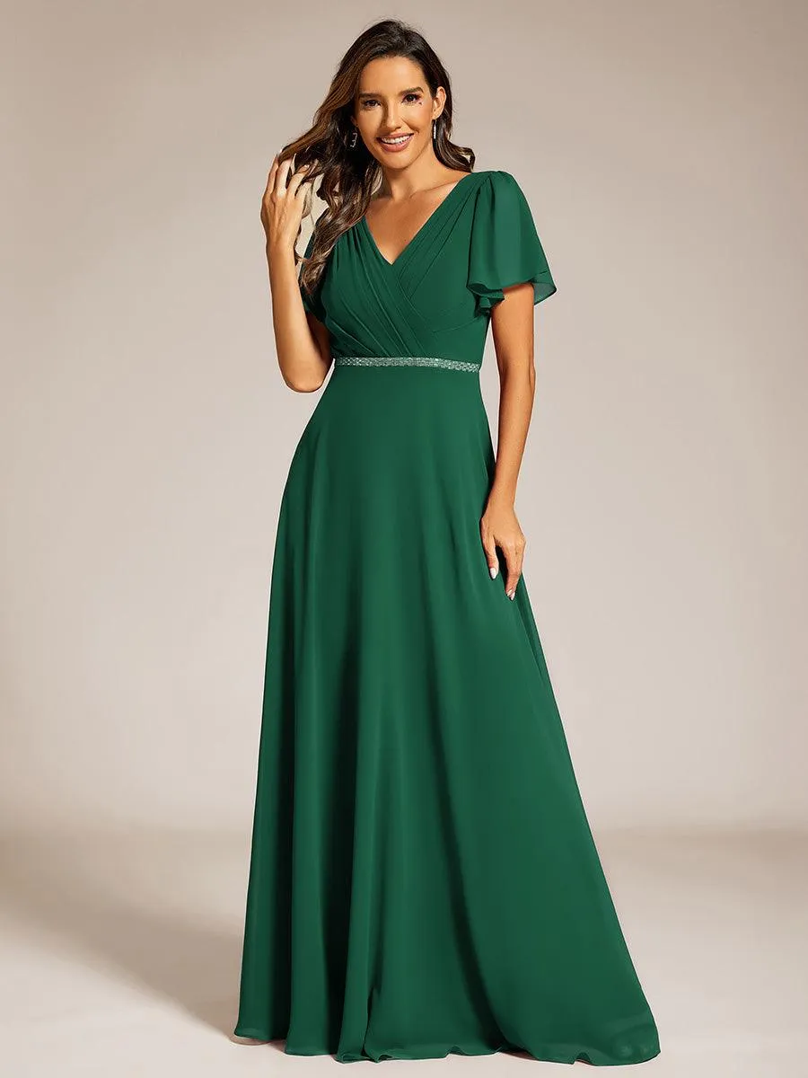 Robe de soirée plissée trapèze en mousseline de soie manches courtes et taille à sequins