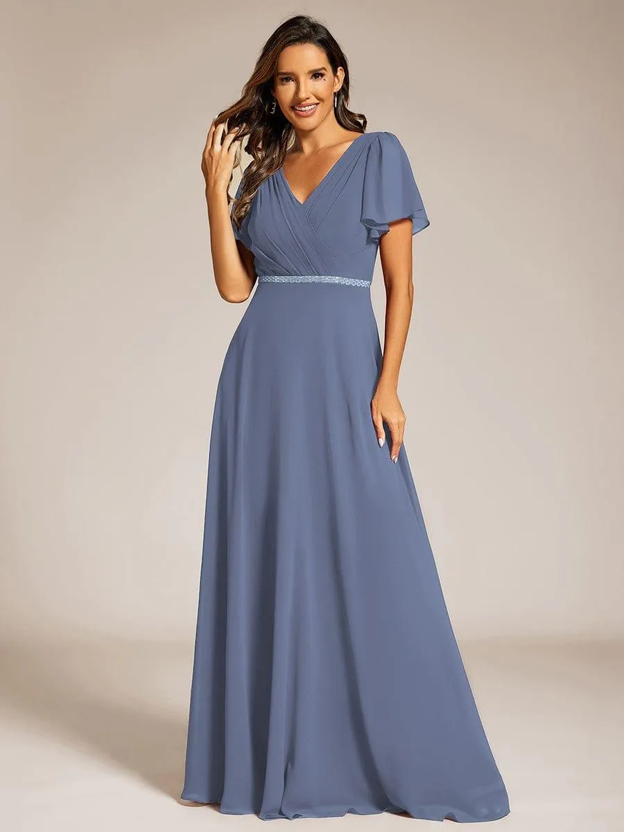 Robe de soirée plissée trapèze en mousseline de soie manches courtes et taille à sequins