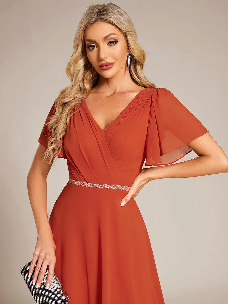 Robe de soirée plissée trapèze en mousseline de soie manches courtes et taille à sequins