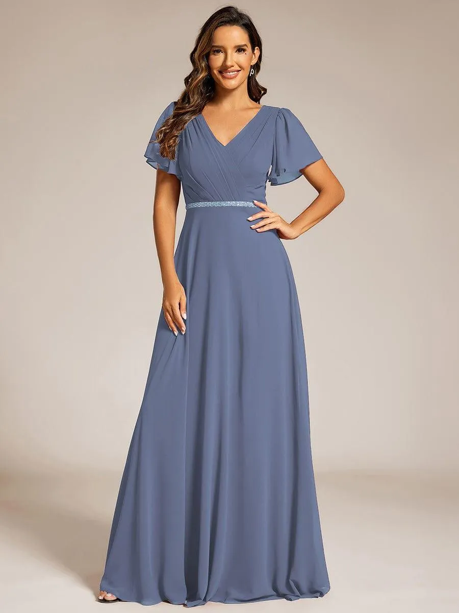 Robe de soirée plissée trapèze en mousseline de soie manches courtes et taille à sequins
