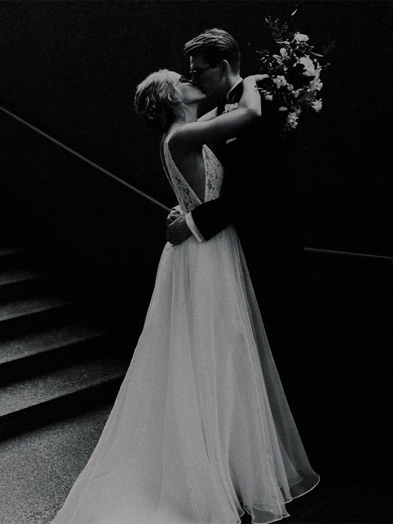 Sexy Sheer V-Neck Vintage Wedding Dress Open Back A-Line Wedding Dress Bridal Gown CA063