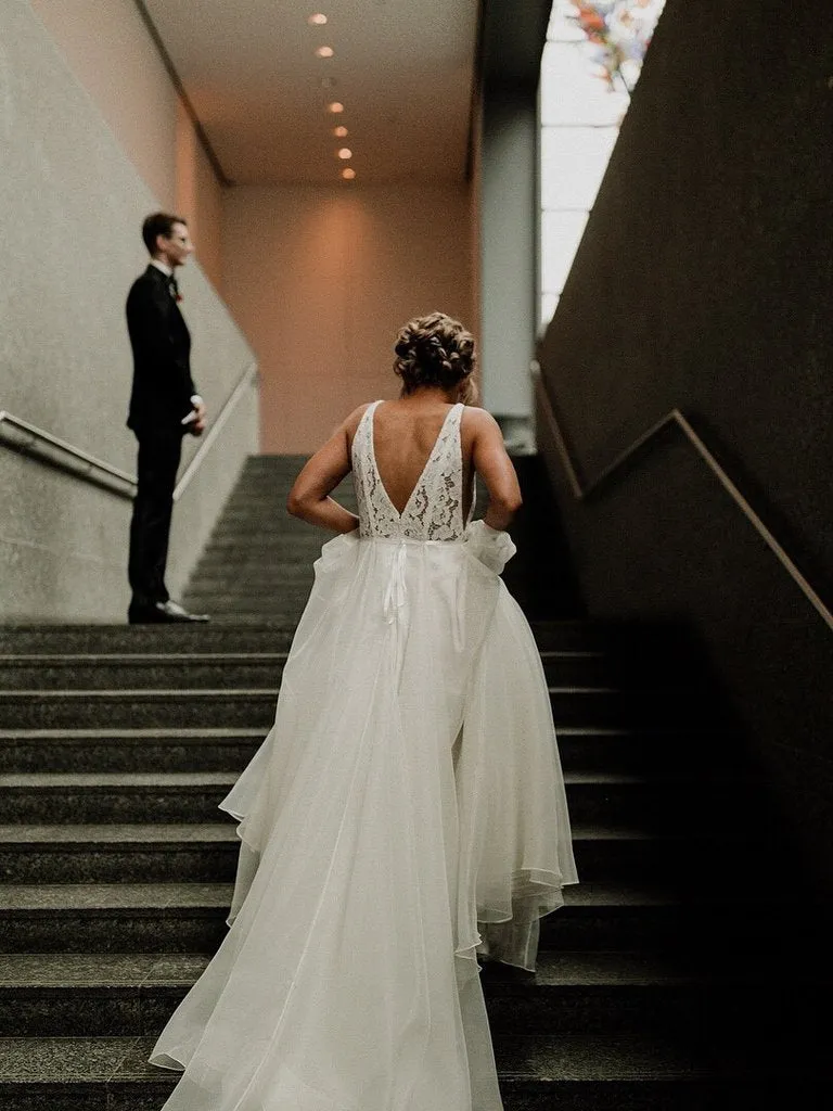 Sexy Sheer V-Neck Vintage Wedding Dress Open Back A-Line Wedding Dress Bridal Gown CA063