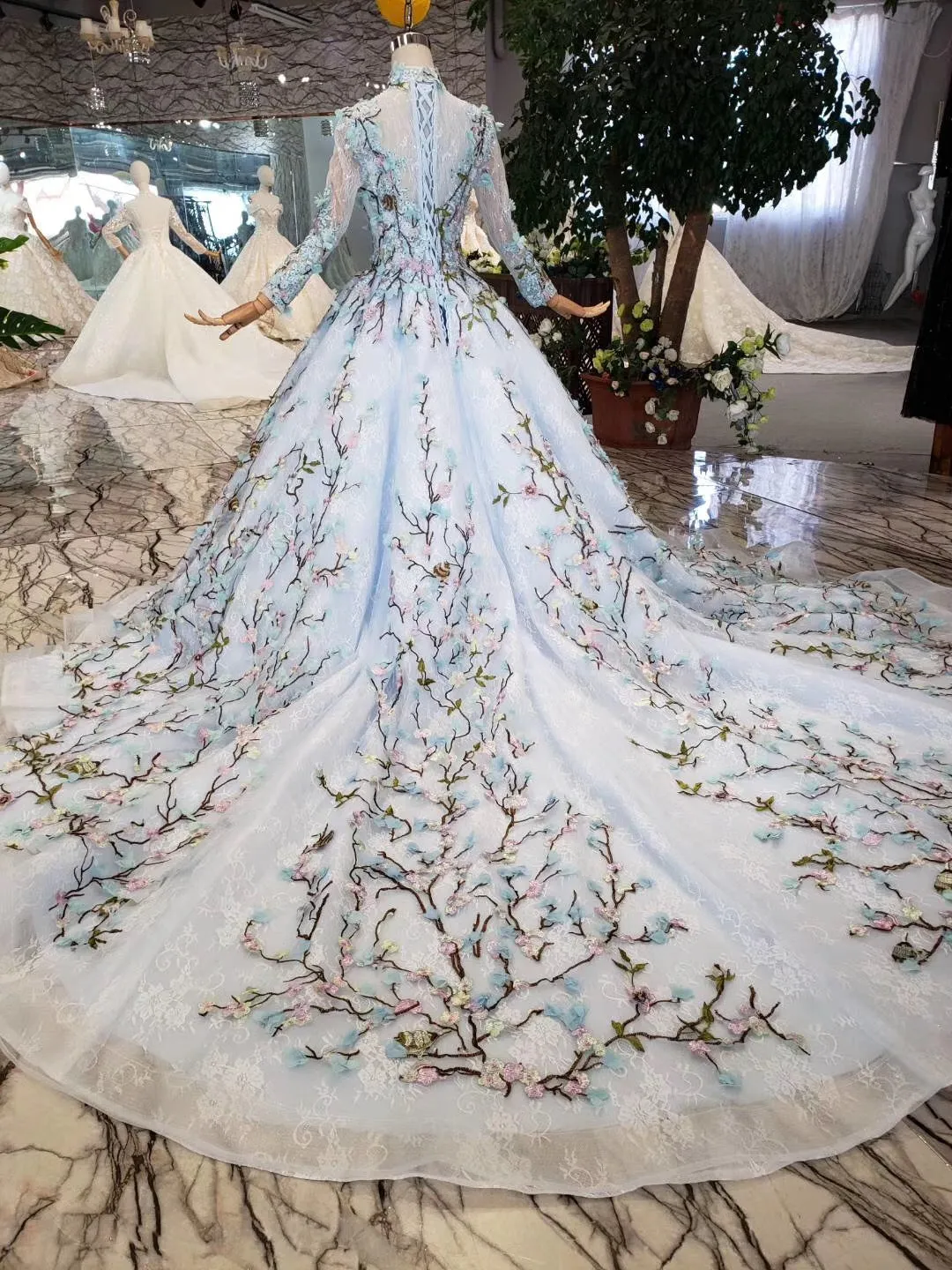 Stunning Long Sleeves Tulle Wedding Dresses with Embroidery Bridal Gown